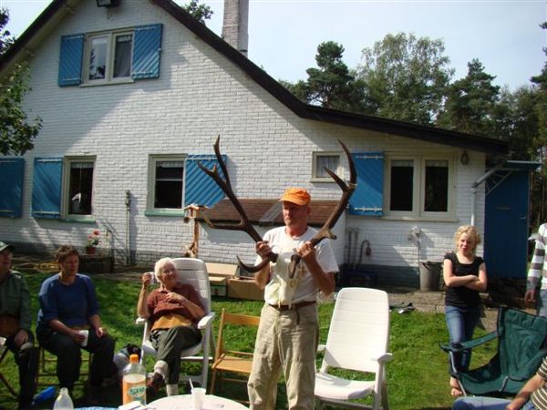 De heer Steylen met het gewei van het huishert De heer Steylen met het gewei van het huishert